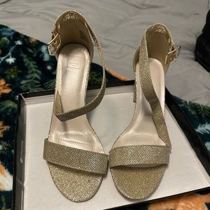 DB Studio BNIB Aryaw Gold Metallic block heel sandal